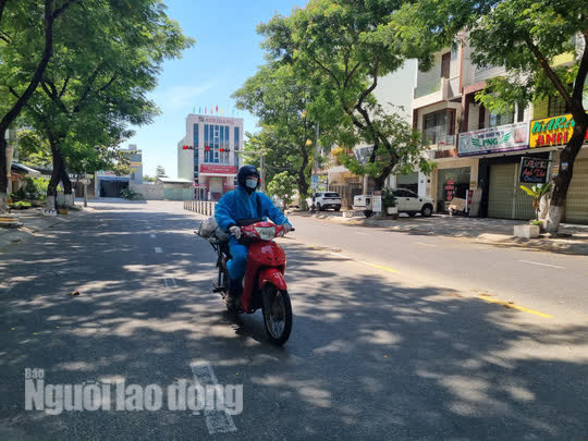 Shipper ở Đà Nẵng mặc đồ bảo hộ đi giao hàng trong ngày đầu hoạt động trở lại - Ảnh 6.